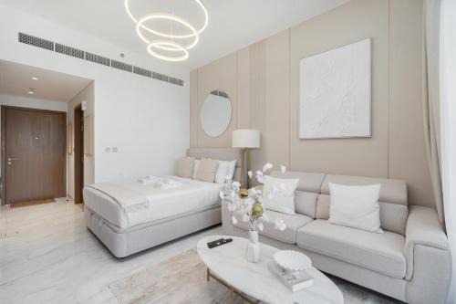 Vibrant Room in Studio City - Azizi Beach Mirage