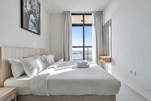 Free housekeeping visits during your stay - StayShort - Comfortable 1 Bed in Jebel Ali Sleeps 2 with Balcony