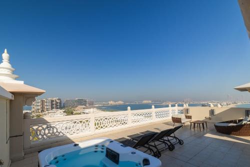 Fully-equppied studio with private beach and pool