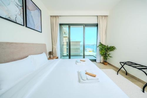 Beyond Stays - Luxury 2 Bedroom Waterfront Apartment with Sea Views - Port Rashid