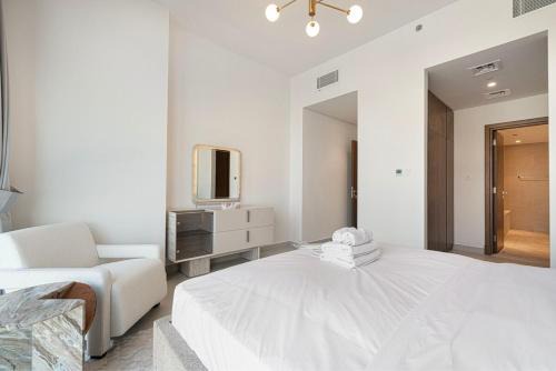 New Luxury Canalfront 2 Bedroom Apartment with Burj Views