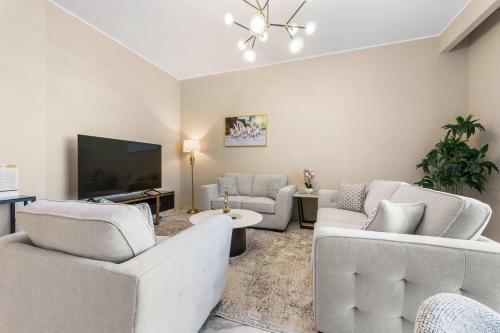 Free housekeeping visits during your stay - StayShort - Hidden Jewel 1 minute walk from Al Furjan Metro Sleeps 5