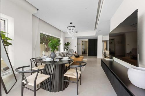 A FREE HOUSEKEEPING VISIT FOR EVERY STAY BETWEEN THE 16TH FEB AND THE 16TH MAR - StayShort - Stylish Arabian Ranches Villa for 9 Near Golf with Private Pool!