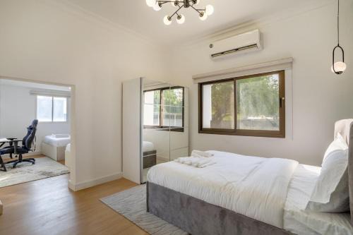 Luxury 5BR Villa in Mankhool BurDubai by dPie