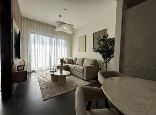 Luxury 1-Bedroom Apartment with Pool Access in DIFC, Dubai