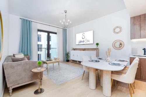 Ultimate Stay - Stylish 1BR Apartment in La Mer Dubai with Balcony and Partial Marina Views