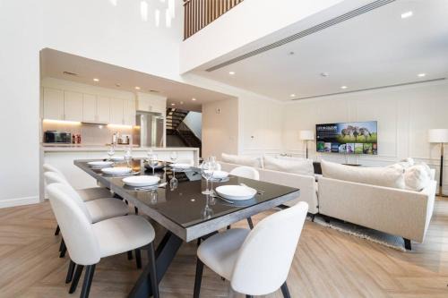 Prestige Jumeirah 4BR Villa with Rooftop and Private Garden in Dubai