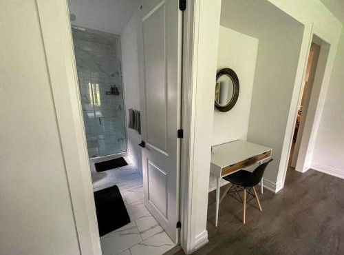 Spacious 3 Bdrm Retreat, Muskoka Room & Fireplace in Bracebridge