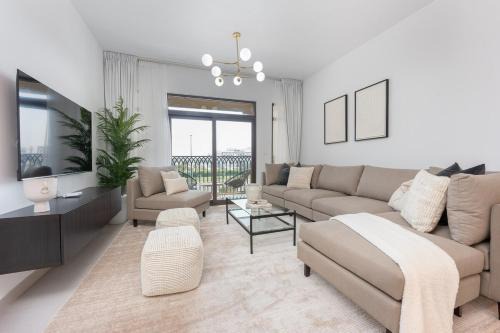 Free housekeeping visits during your stay - StayShort - Warm and Earthy 1-Bedroom Apartment Perfect for Family in Madinat Jumeirah Living!