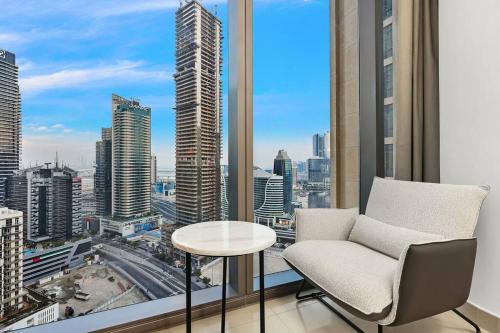 Skyline Views 2BR Near Burj Khalifa & Dubai Mall with Pool Access