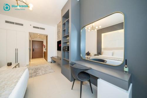 Blue Breeze - Trendy Studio with Balcony & Stylish Interiors
