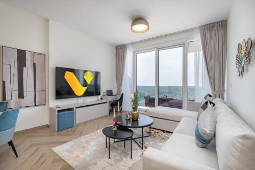 Vogue Vacation Homes, Al Wasl 1 Residences Near Zabeel Park and World Trade Centre, One Bedroom Apartment with Balcony and City View, Access to all Amenities, Walkable to Max Fashion Metro Station