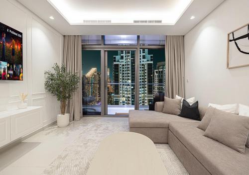Bright High Floor Apartment in a 5 Star Hotel Resident Tower w Burj View and access to 64th Infinity Pool, Gym, Sauna, Spa, Restaurants, Bars and more